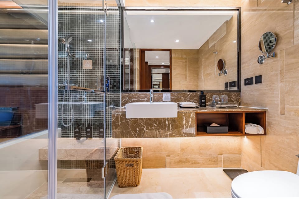 Superior Double Room, City View | Bathroom | Free toiletries, hair dryer, bathrobes, slippers