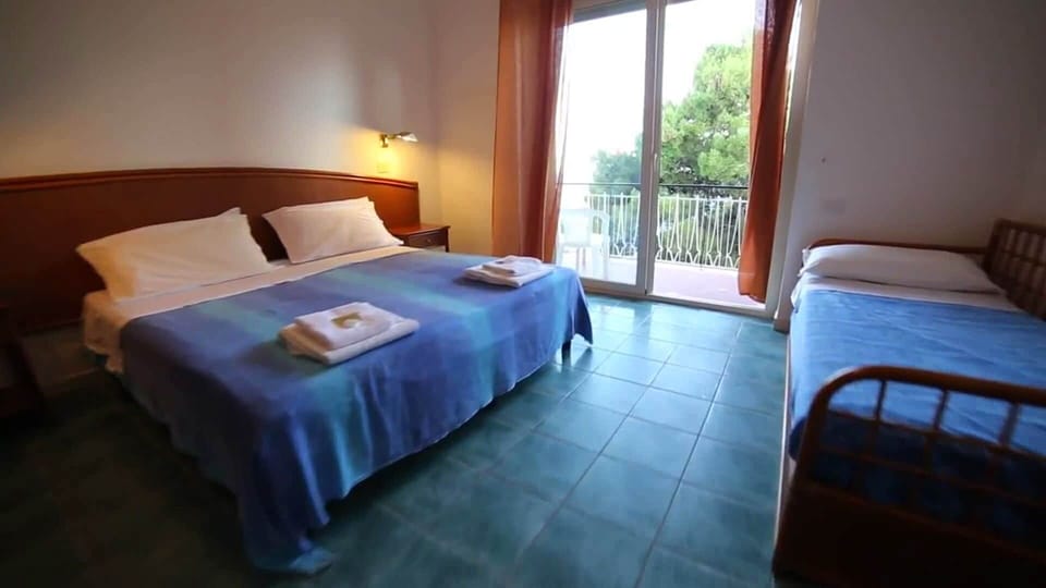 Triple Room | Minibar, bed sheets