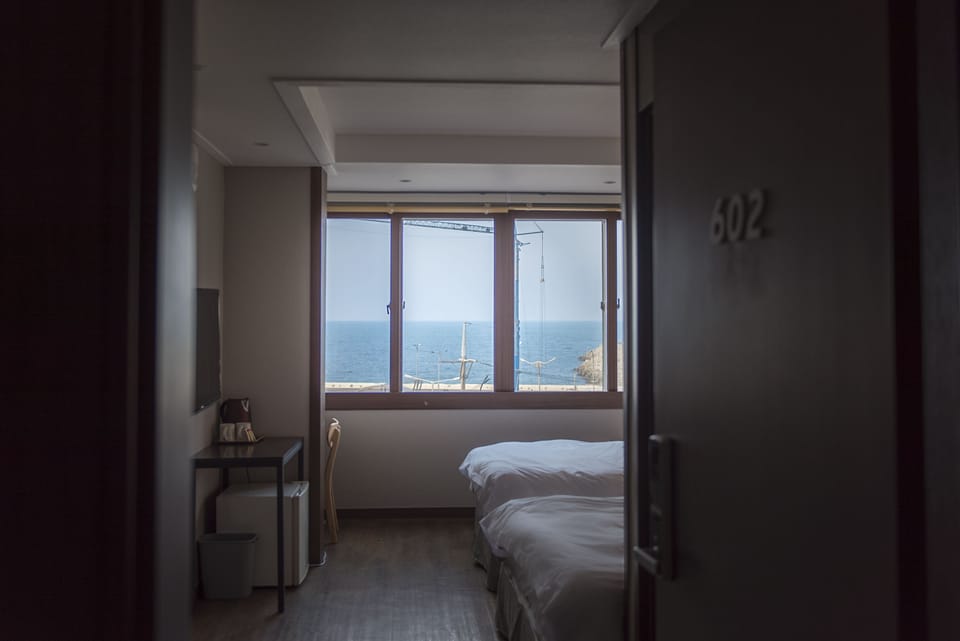 Deluxe Twin Room | Desk, free WiFi