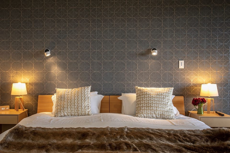 Luxury Suite, 1 King Bed, Private Bathroom, Partial Lake View | Egyptian cotton sheets, premium bedding, down comforters, pillowtop beds