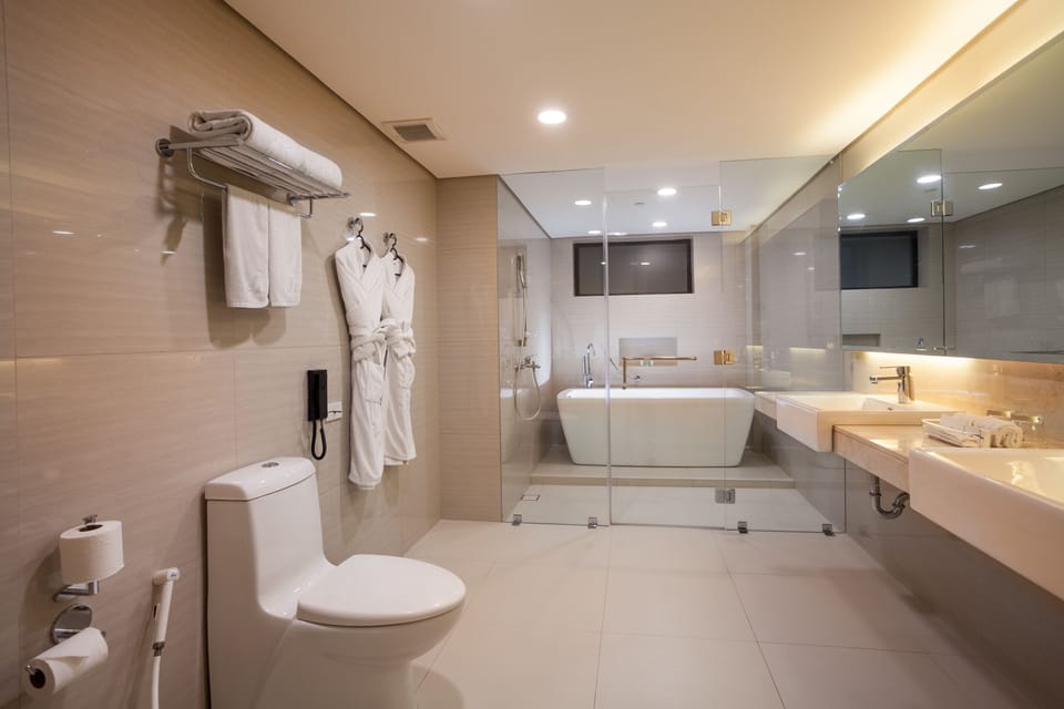 Deluxe Suite | Deep soaking bathtub