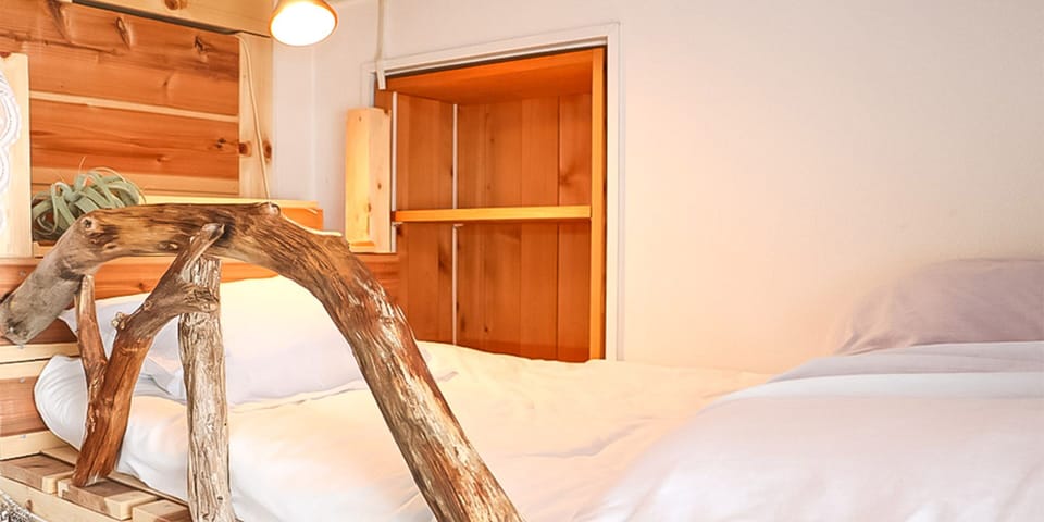 Desk, WiFi (free), bed sheets