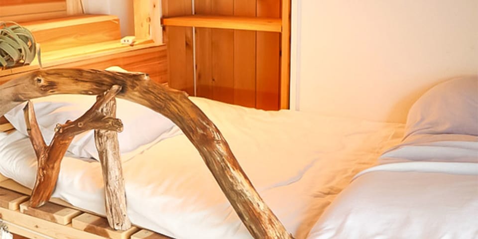 Desk, WiFi (free), bed sheets