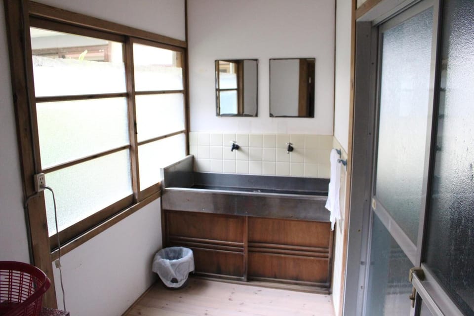 Combined shower/tub, deep soaking tub, free toiletries, slippers