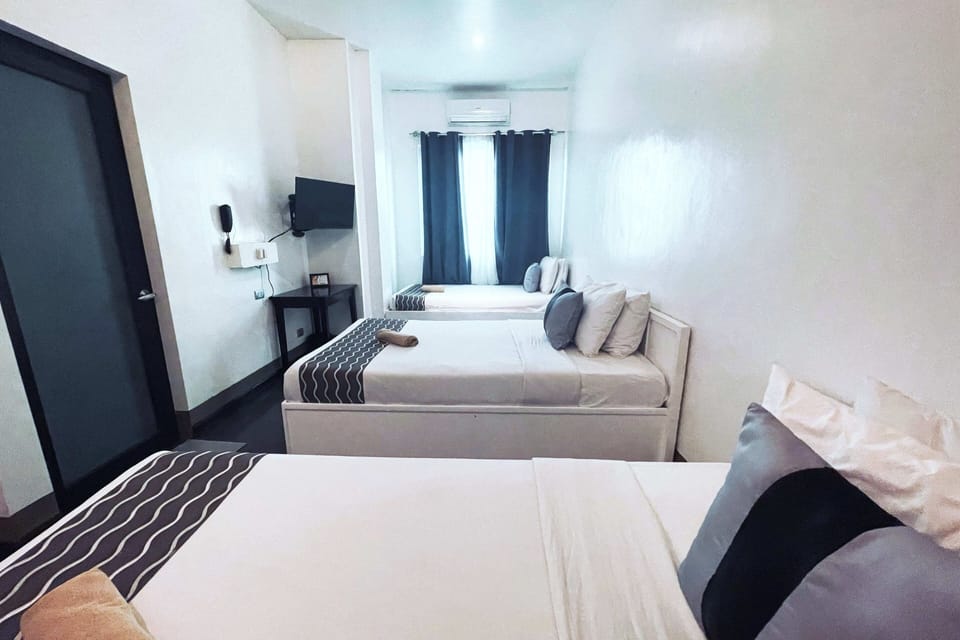 Triple Room | Desk, laptop workspace, soundproofing, iron/ironing board (on request)