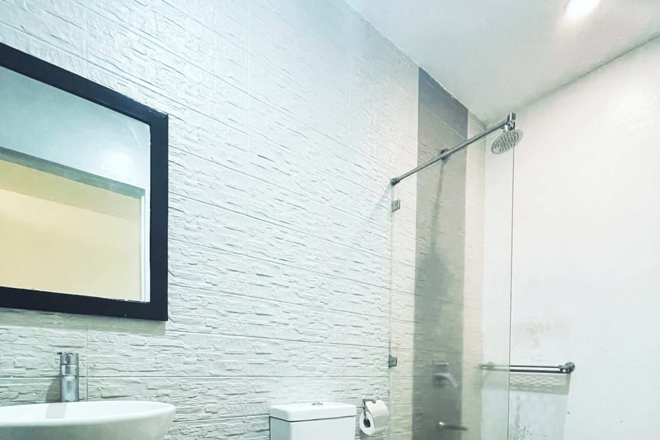 Triple Room | Bathroom | Shower, free toiletries, bidet, towels