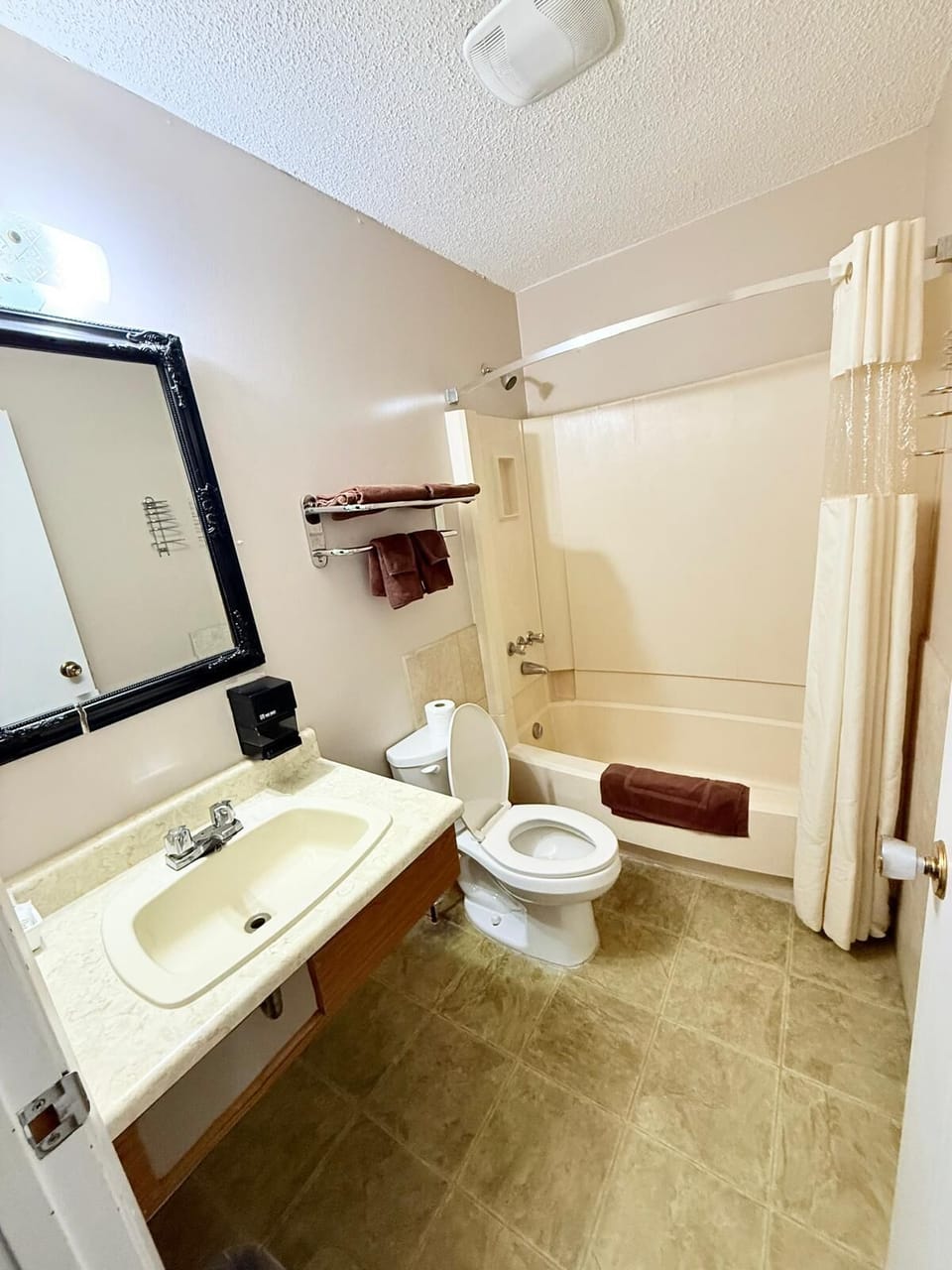 Superior Room, 1 Queen Bed | Desk, WiFi (free), bed sheets