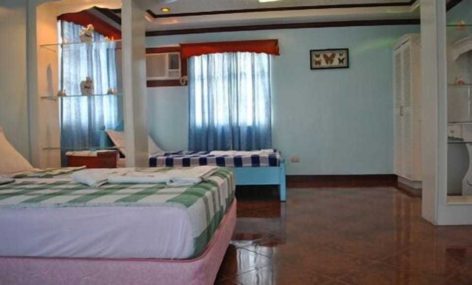 Family Deluxe Room | Desk, bed sheets
