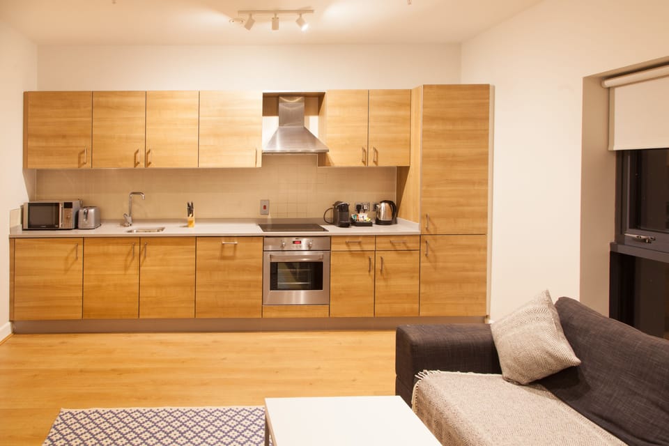 Full-size fridge, microwave, oven, stovetop