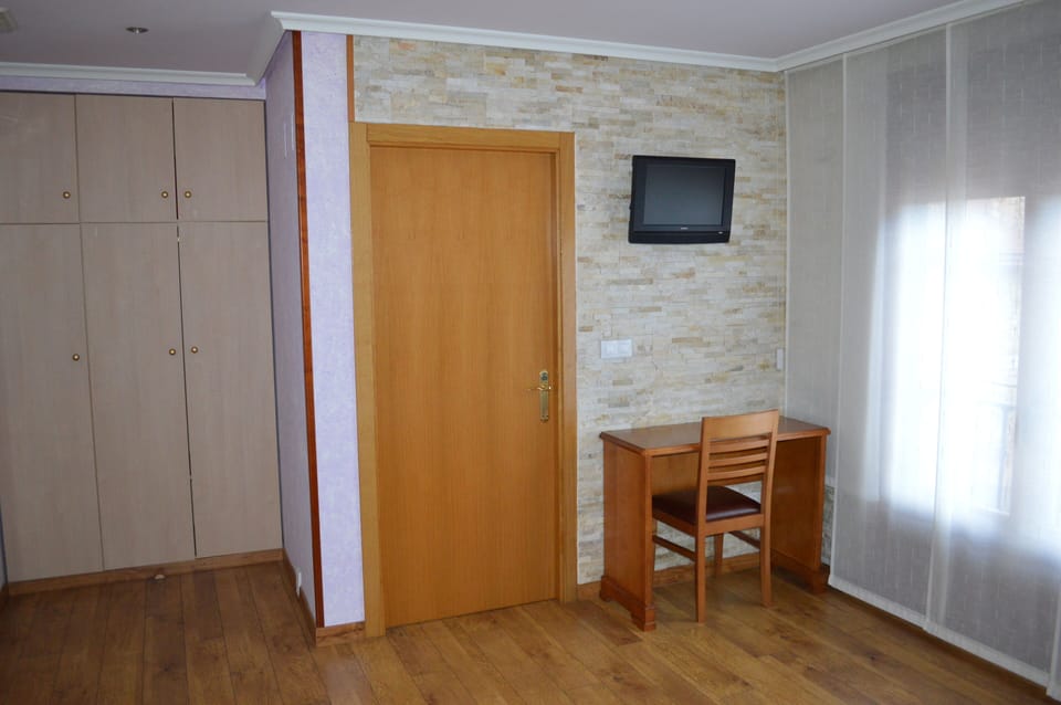 Standard Double Room, 1 Double Bed | Laptop workspace, soundproofing, iron/ironing board