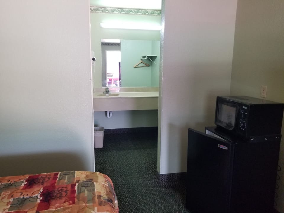 Deluxe Room | Bathroom | Combined shower/tub, hair dryer, towels