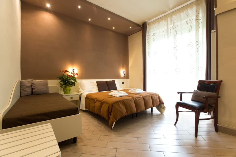 Triple Room | In-room safe, desk, soundproofing, WiFi (free)