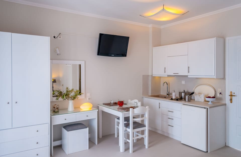 Fridge, stovetop, coffee/tea maker, electric kettle