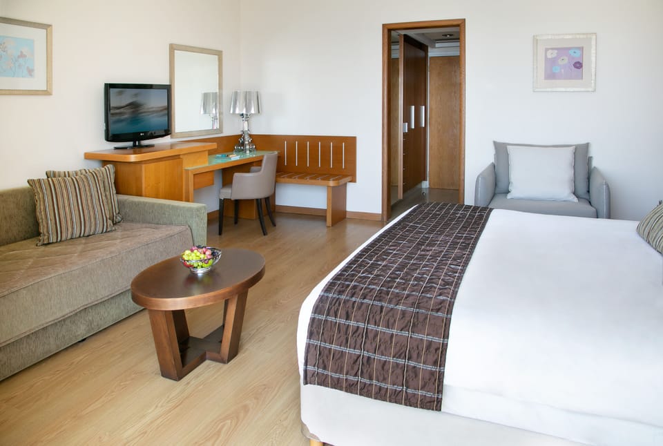 Deluxe Double Room Sea View | In-room safe, desk, WiFi (free), bed sheets