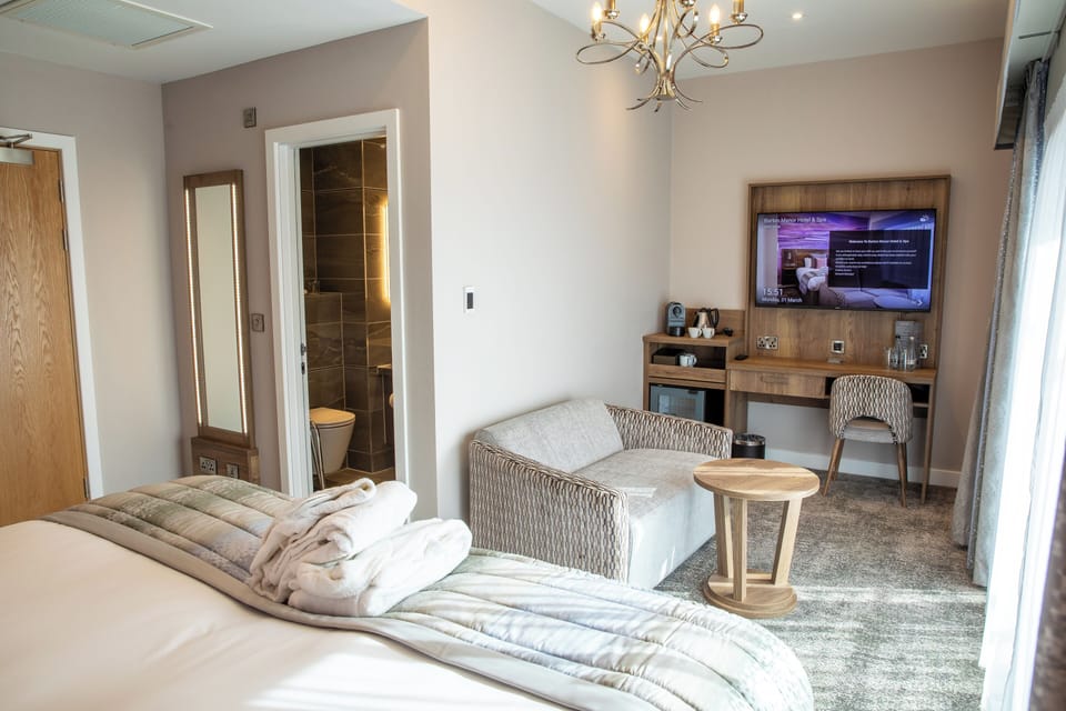 Junior Suite, 1 King Bed, Balcony, Garden View | In-room safe, individually decorated, iron/ironing board, free WiFi