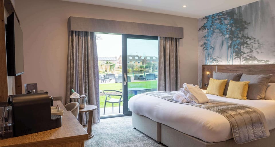 Executive Room, 1 King Bed, Patio, Garden View | In-room safe, individually decorated, iron/ironing board, free WiFi