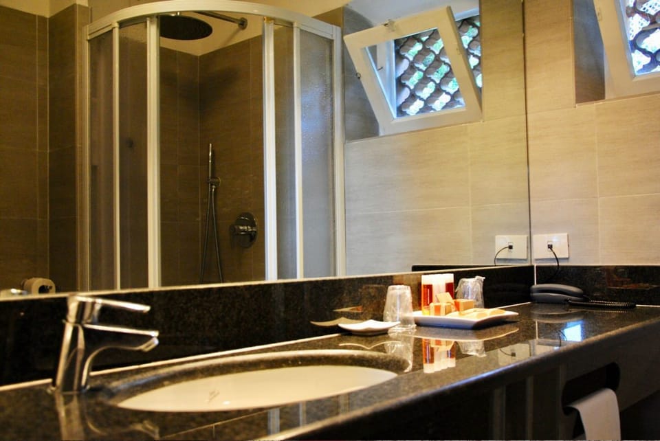 Junior Suite | Bathroom | Shower, free toiletries, hair dryer, bidet