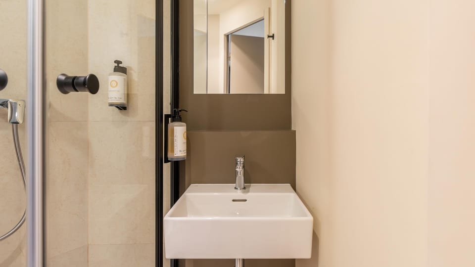 Shower, eco-friendly toiletries, towels