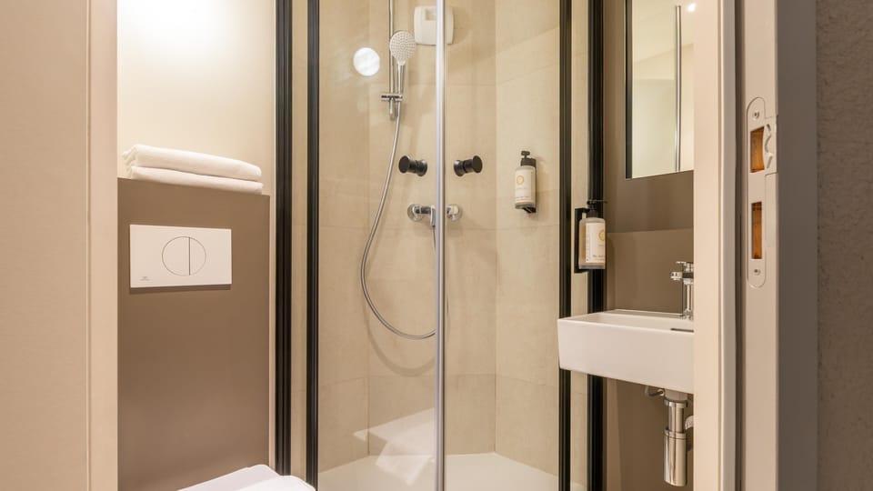 Shower, eco-friendly toiletries, towels