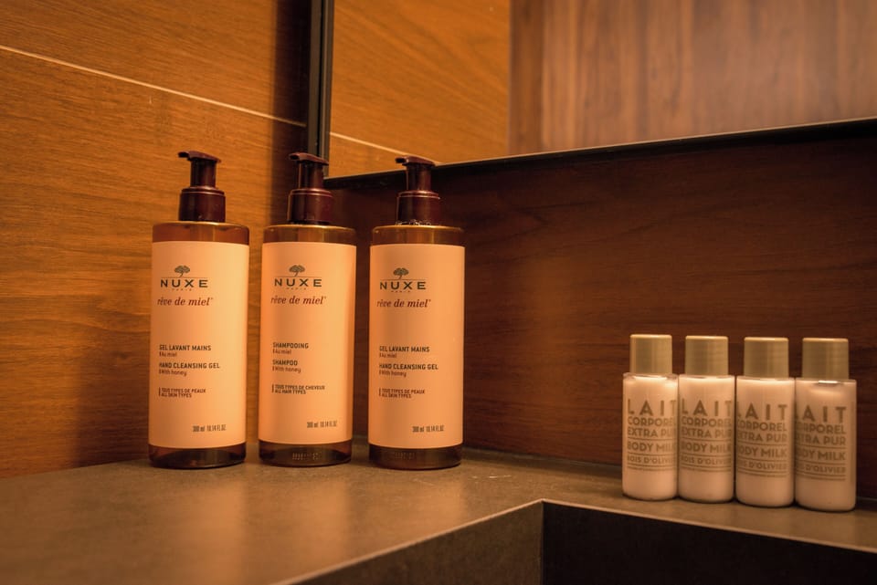 Suite - 1 Queen Bed | In-room safe, desk, soundproofing, iron/ironing board