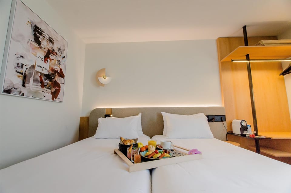 Comfort Room, 2 Twin Beds | In-room safe, desk, soundproofing, iron/ironing board