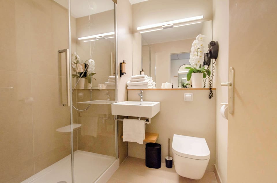 Comfort Room, 1 Queen Bed | In-room safe, desk, soundproofing, iron/ironing board