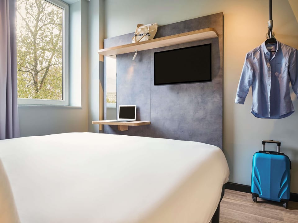 Standard Room, 1 Double Bed, Accessible | Select Comfort beds, desk, soundproofing, iron/ironing board