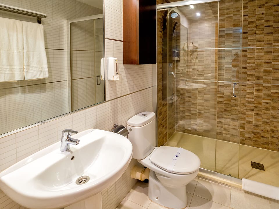 Standard Double Room (2 Single Beds) | Bathroom | Free toiletries, hair dryer, towels