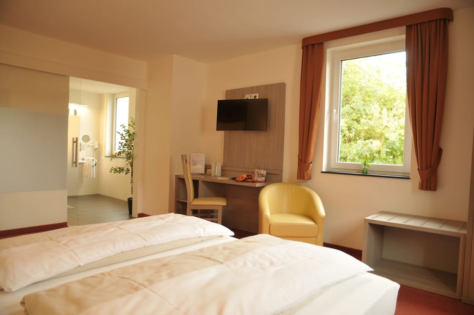 Comfort Double Room, Accessible | In-room safe, desk, soundproofing, cribs/infant beds