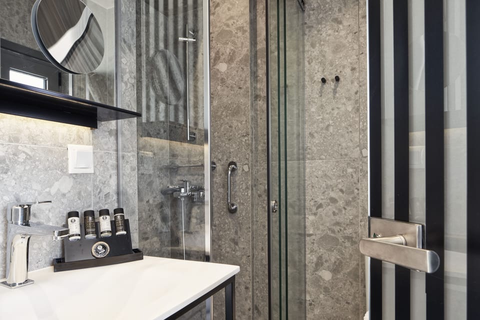 Shower, hydromassage showerhead, free toiletries, hair dryer