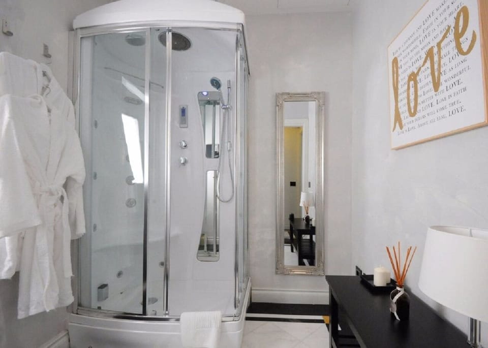 Junior Suite, City View | Bathroom | Eco-friendly toiletries, hair dryer, bathrobes, slippers