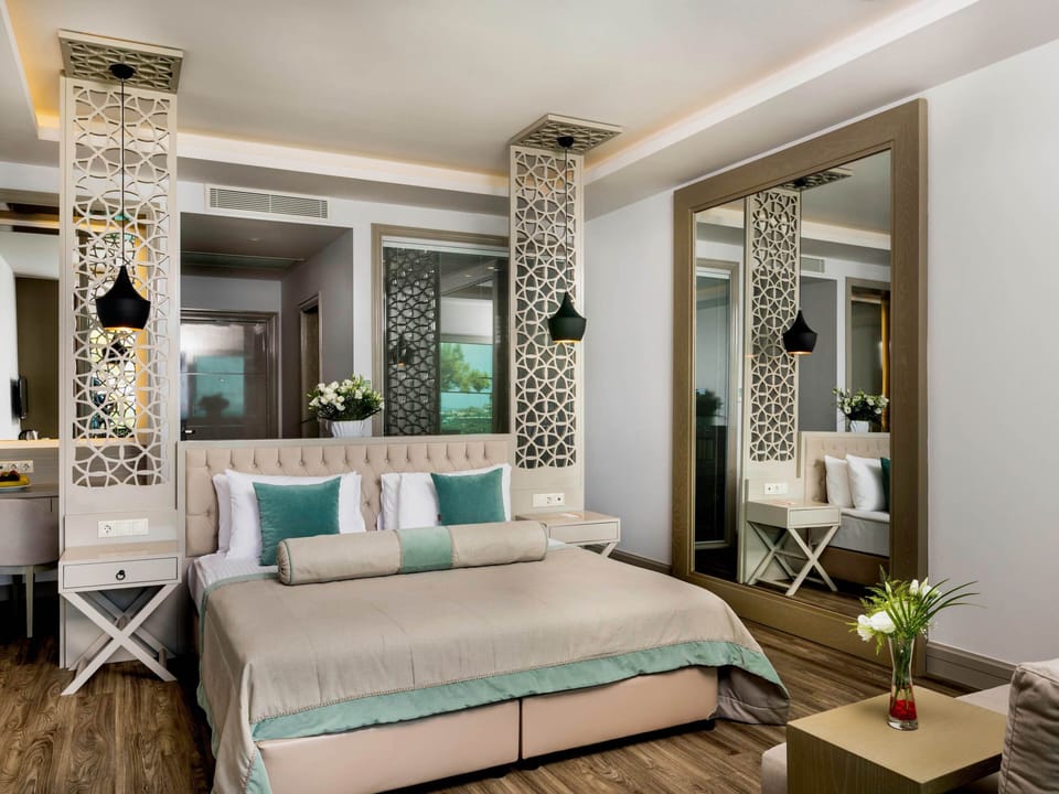 Deluxe Room | Minibar, in-room safe, blackout drapes, free cribs/infant beds