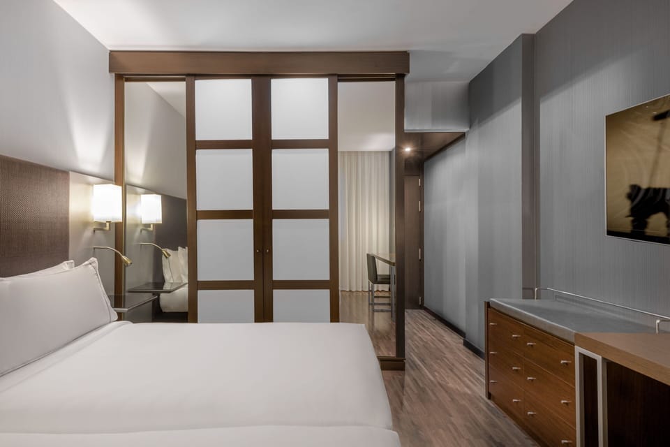 Standard Room, 2 Twin Beds | Minibar, in-room safe, desk, soundproofing