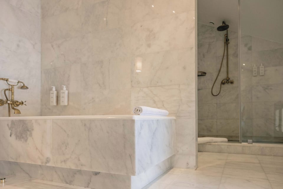 Suite (Palace) | Bathroom | Eco-friendly toiletries, hair dryer, bathrobes, slippers