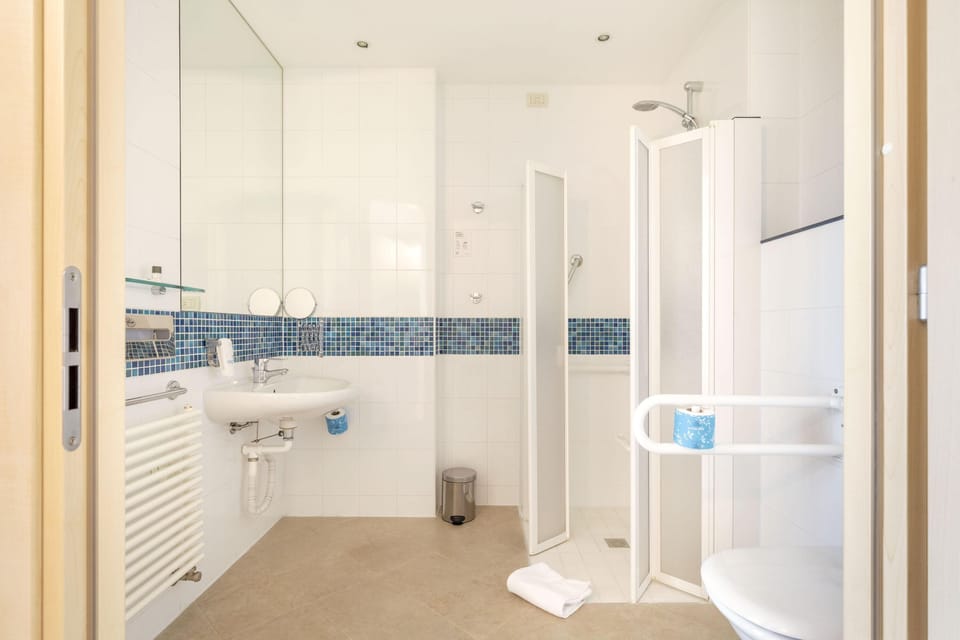 Standard Twin Room, Mobility Accessible, Non Smoking | Bathroom | Shower, free toiletries, hair dryer, towels