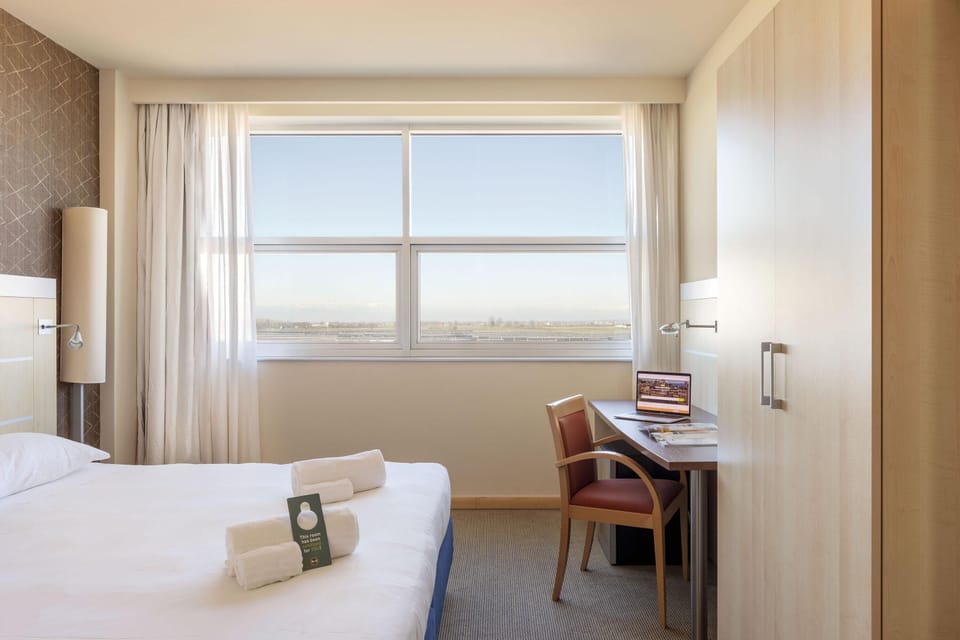 Standard Double Room, Non Smoking | Down comforters, in-room safe, desk, blackout drapes