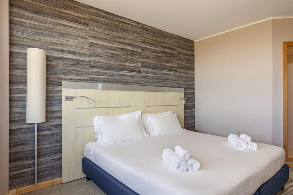 Superior Double Room, Non Smoking | Down comforters, in-room safe, desk, blackout drapes