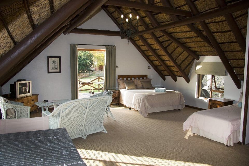 The Boathouse | Premium bedding, desk, free WiFi