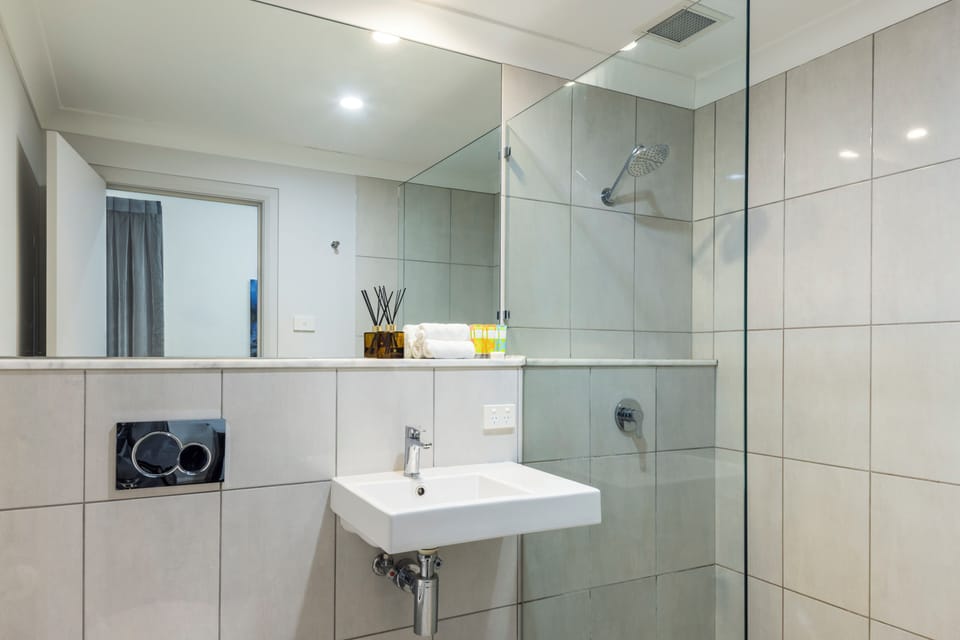 Shower, free toiletries, hair dryer, bathrobes