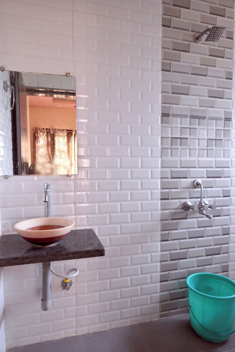 Deluxe Room | Bathroom | Shower, slippers, soap, shampoo