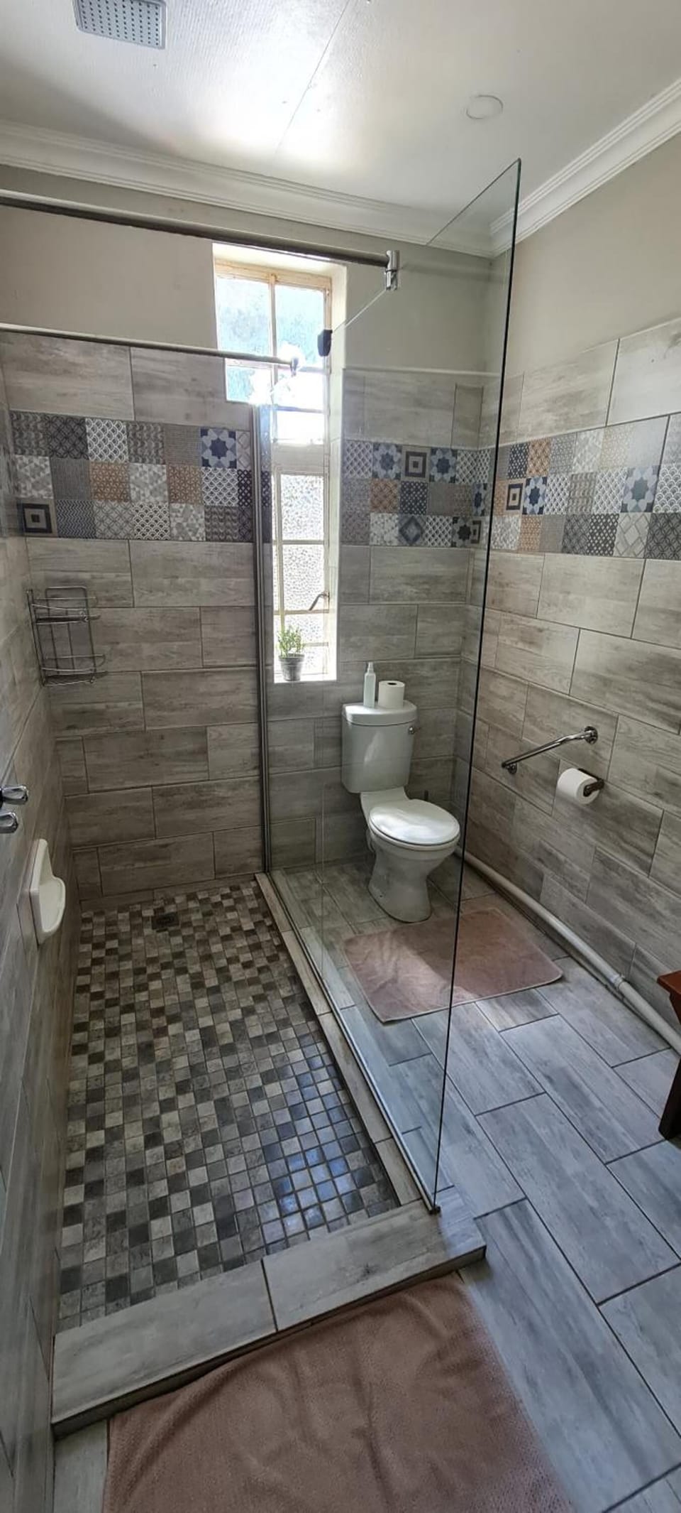 Combined shower/tub, free toiletries, towels, soap