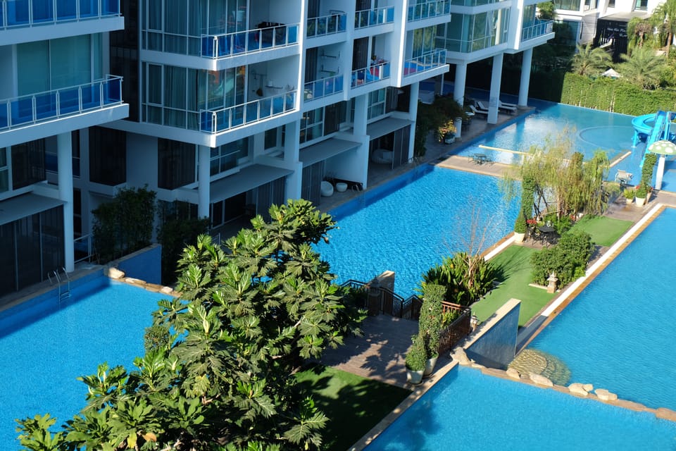 8 outdoor pools, sun loungers