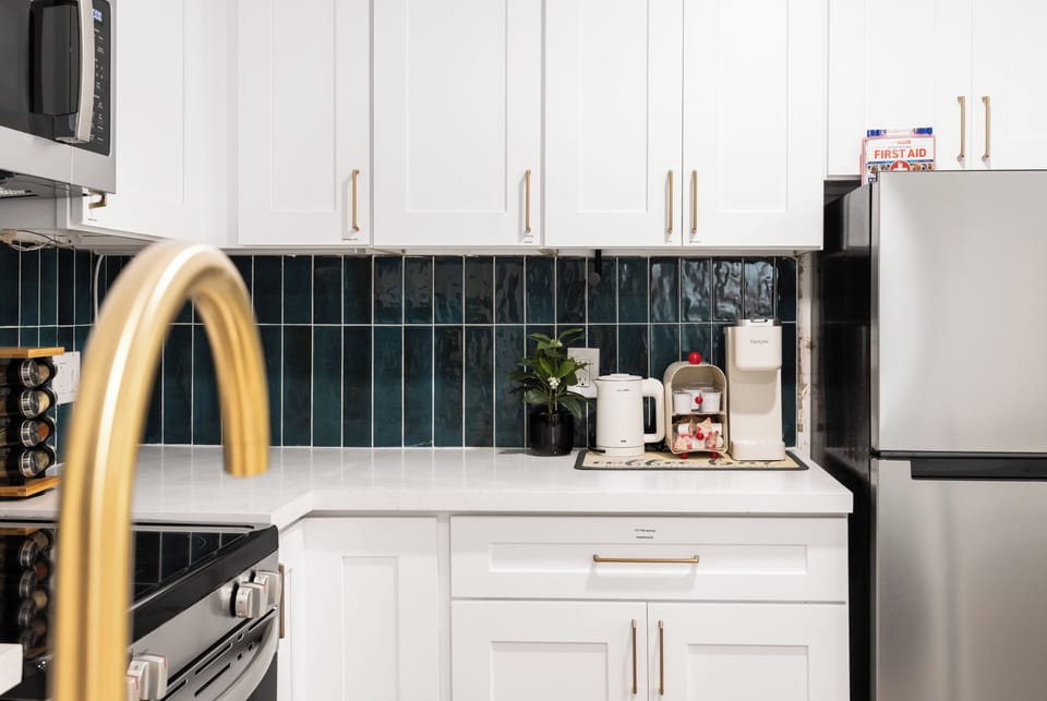 Comfort Apartment, 1 Queen Bed, Non Smoking, Kitchen | Private kitchen | Coffee/tea maker, full-size fridge, microwave, oven