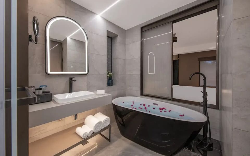 Luxury Single Room | Bathroom | Bathrobes, slippers