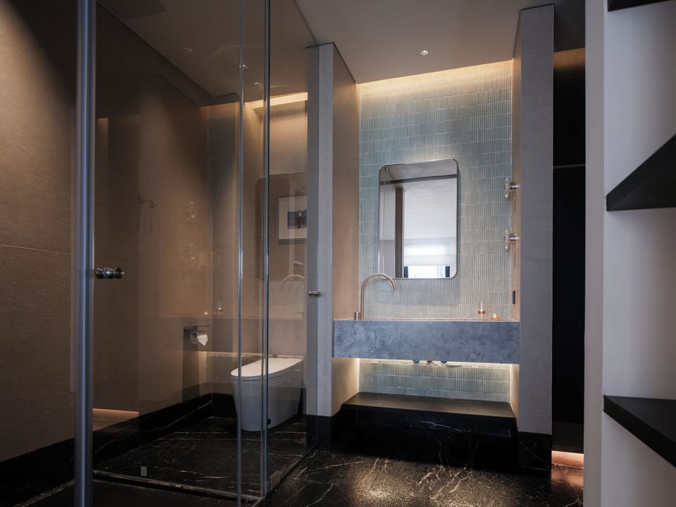 Comfort Double Room, City View | Bathroom | Deep soaking tub, rainfall showerhead, free toiletries, hair dryer