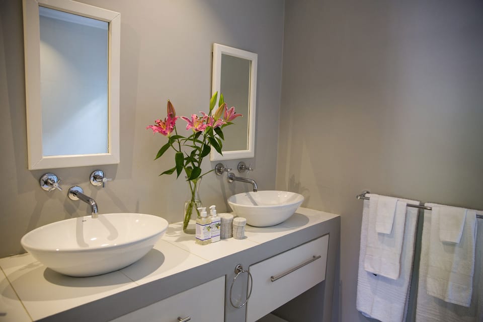 Honey Moon Suite 04 | Bathroom sink