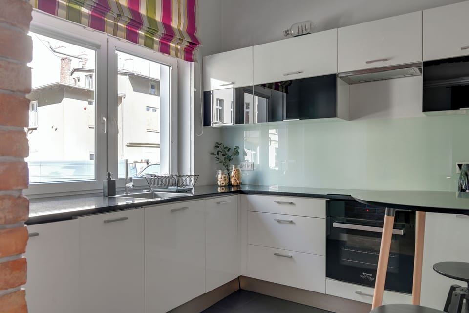 Deluxe Apartment, 1 Bedroom, City View, Beachside | Private kitchen | Electric kettle, highchair, freezer, paper towels