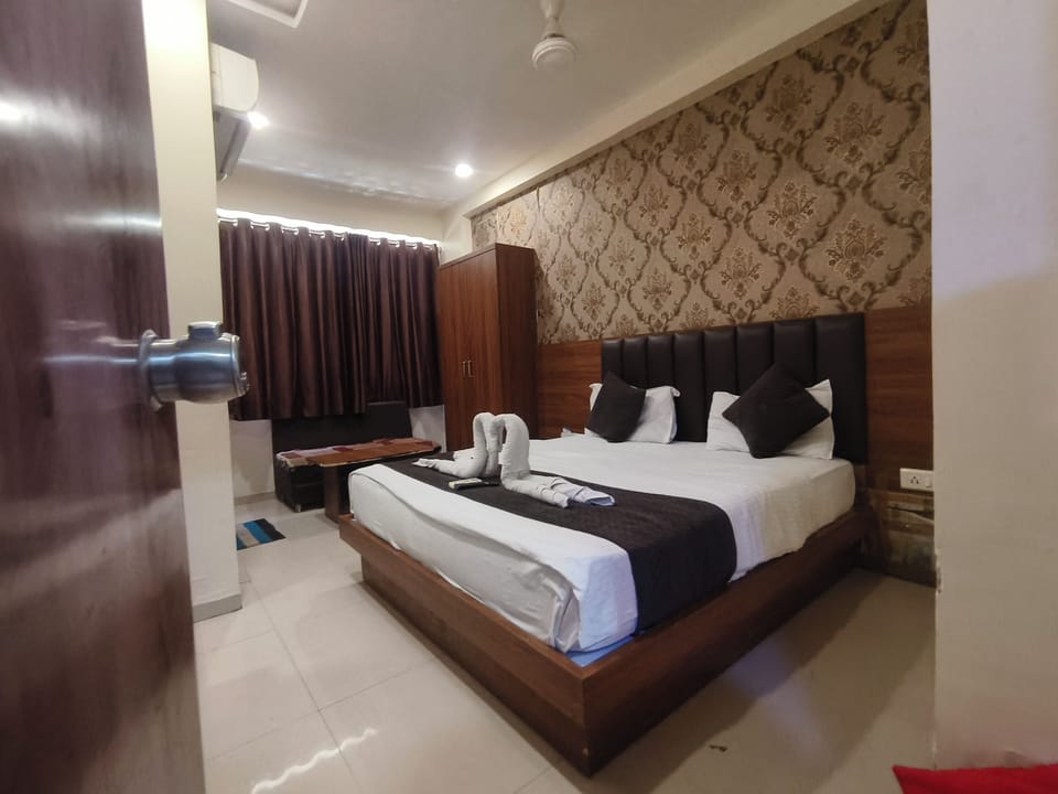 Deluxe Double Room, City View | Desk, laptop workspace, iron/ironing board, free WiFi