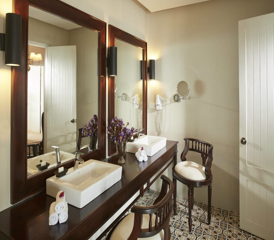 Royal Suite - Lake View | Bathroom | Shower, free toiletries, hair dryer, slippers