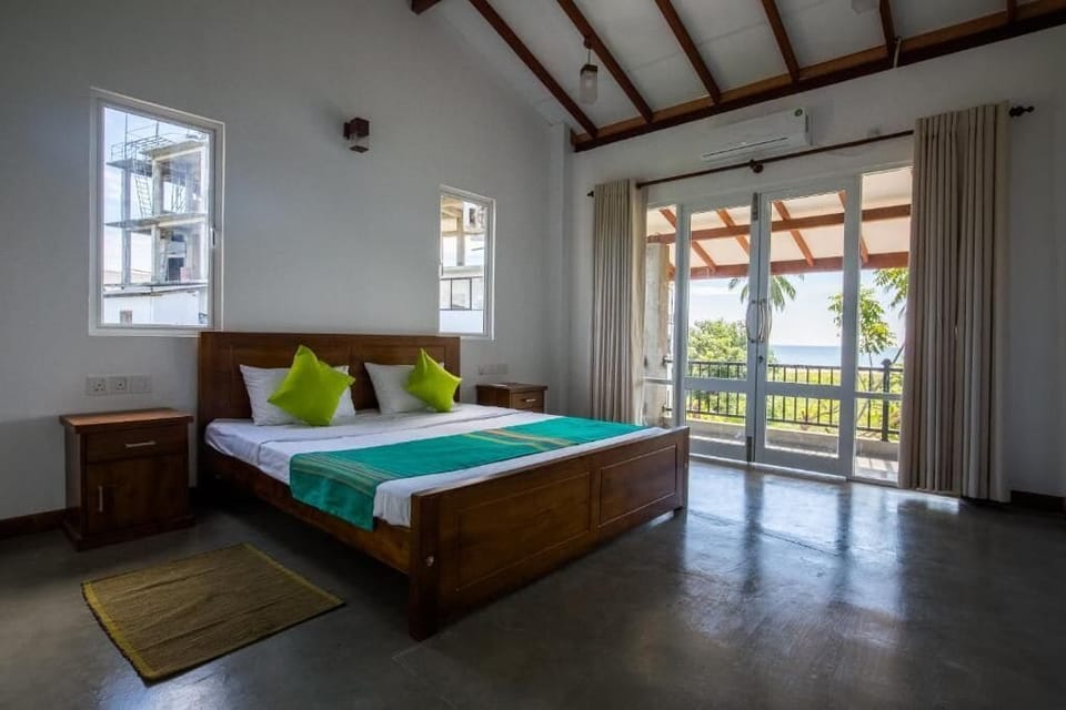 Deluxe Double Room, Balcony, Ocean View | Laptop workspace